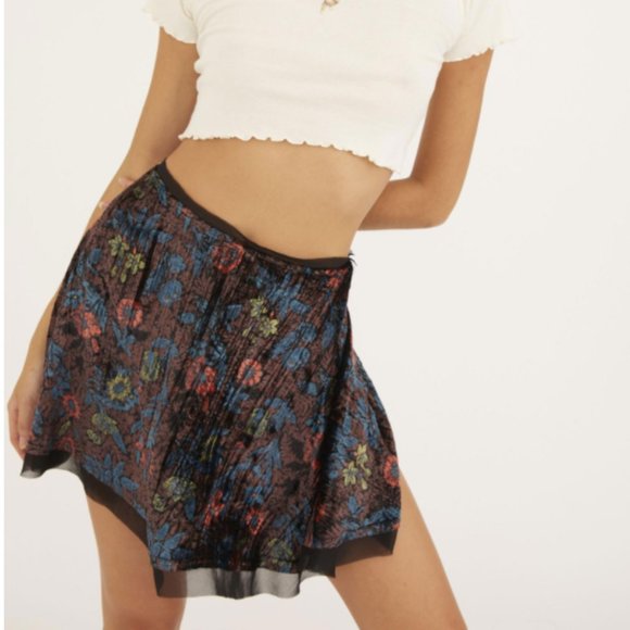 NWT UO Crushed Heart Velvet Mesh Mini Skirt - Picture 2 of 5